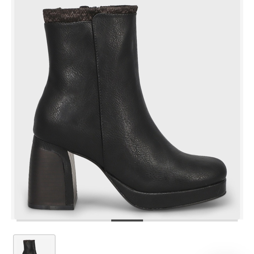 Elegant Black Heeled Boots